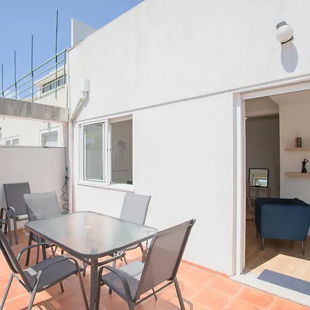 Liiiving In - Downtown Balcony Apartment