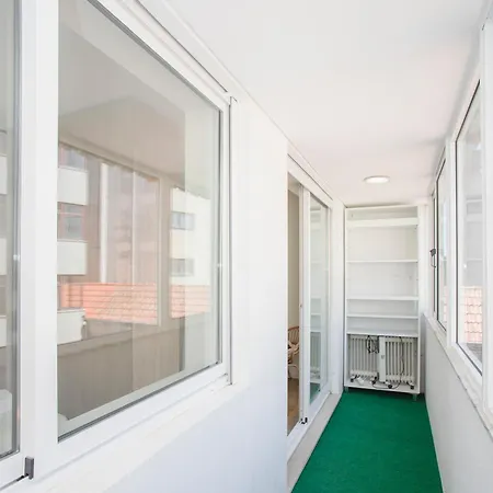 Apartment Liiiving In - Downtown Balcony *